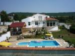 Villa with 4 beds and a pool. Picturesque site!