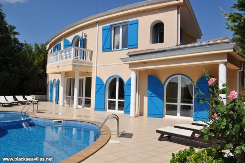 Rent a fantastic 4BED villa with pool!