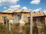 House for sale near a dam lake. Large plot!